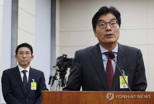 지난해 10월 국회 환경노동위원회의 고용노동부 대상 국정감사에서 증인으로 출석한 정종철(오른쪽) 쿠팡풀필먼트서비스 대표이사가 의원 질의에 답하고 있다. 연합뉴스